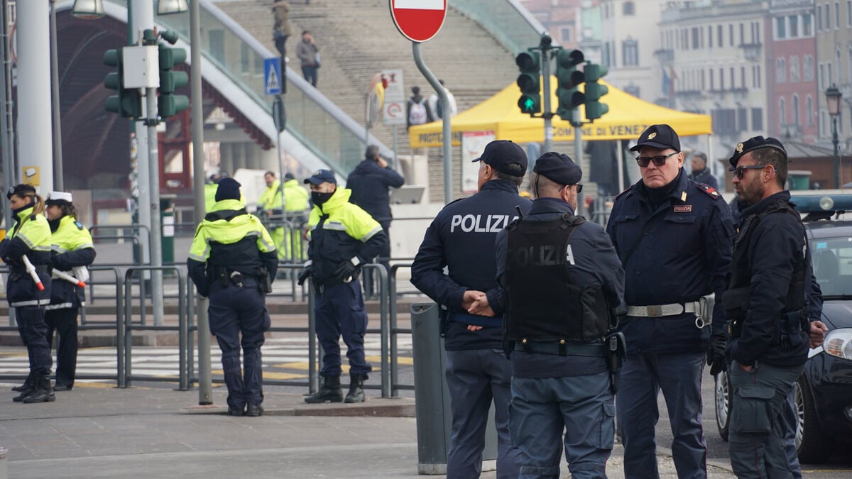 Bank robbers took 25 hostages and fled through a tunnel in Naples