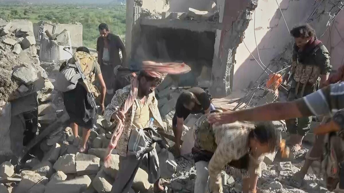 Yemen government launches new offensive against Houthi movement, more than 70 killed near Taiz
