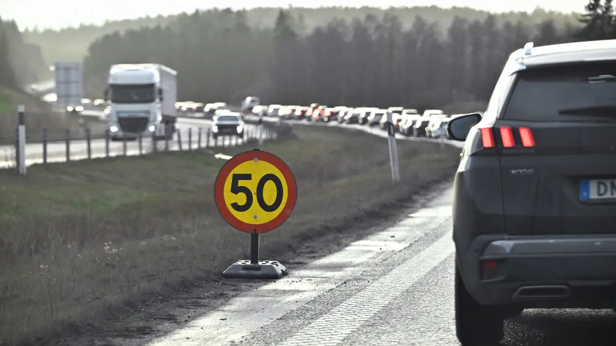 Risk of Christmas queues after large cracks on E4