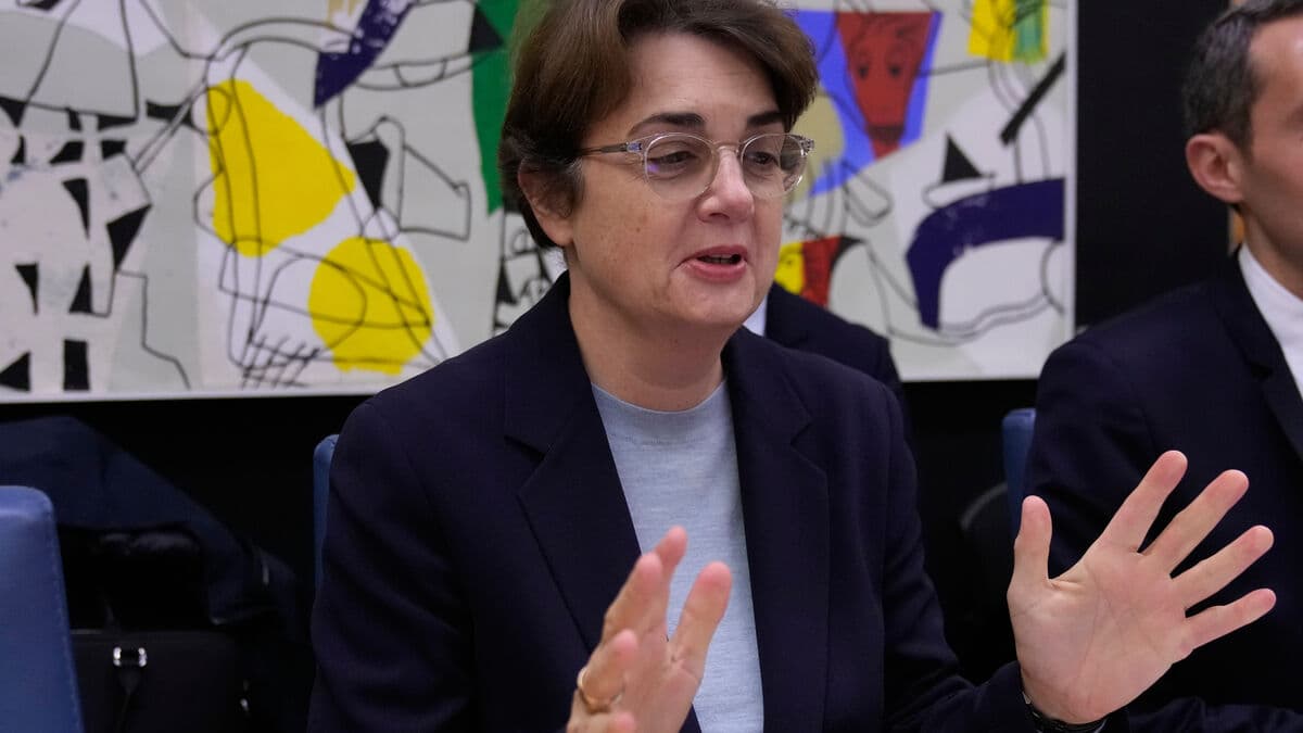 Louvre director resigns after jewelry heist