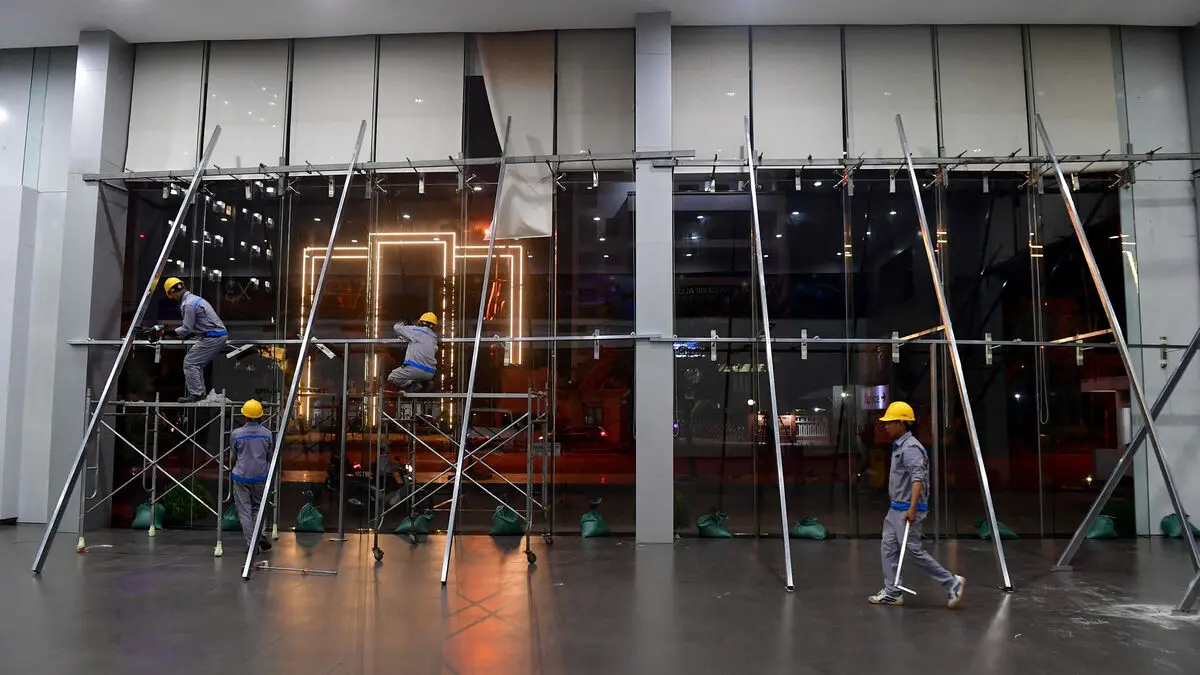 Calm reaches Vietnam: Monster waves and hurricane-force winds