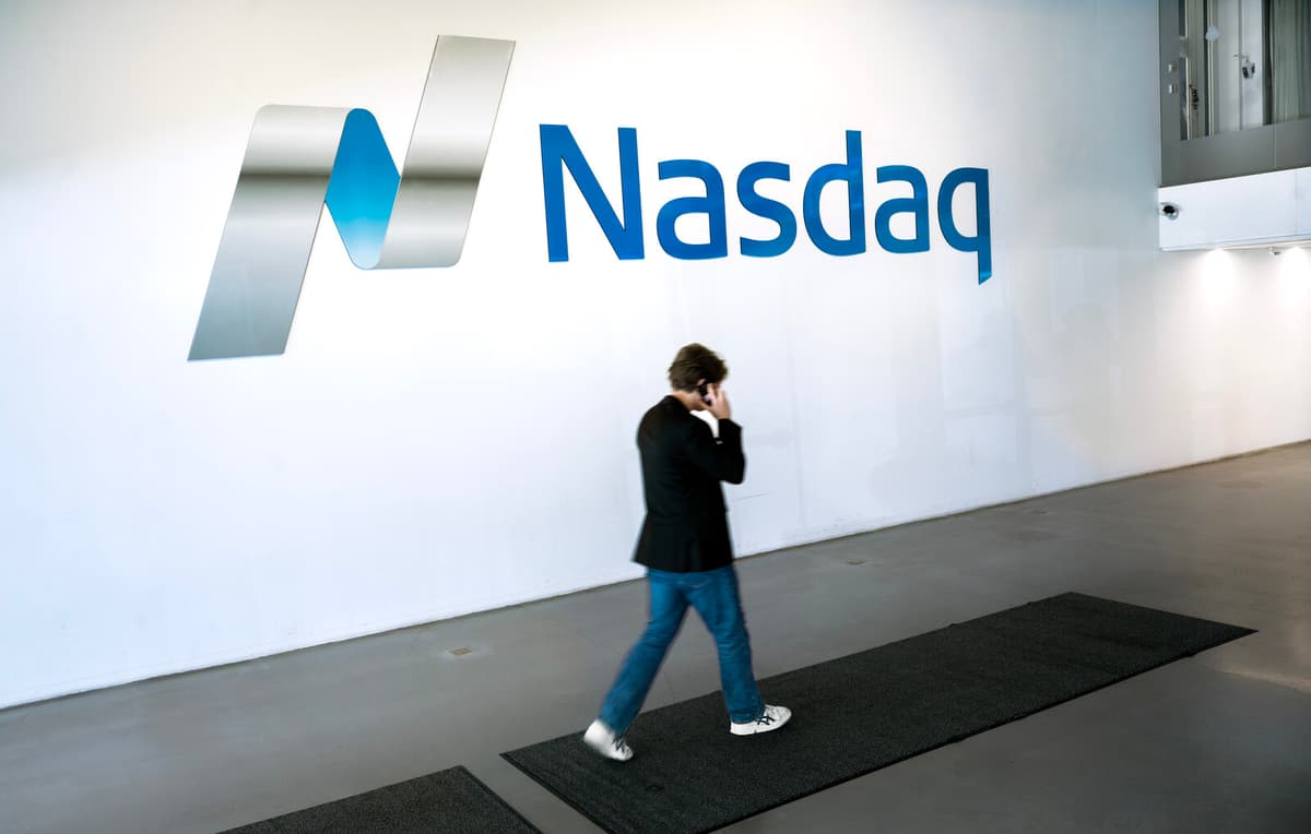 Stockholm Stock Exchange Drops Amid Central Bank and Political Uncertainty