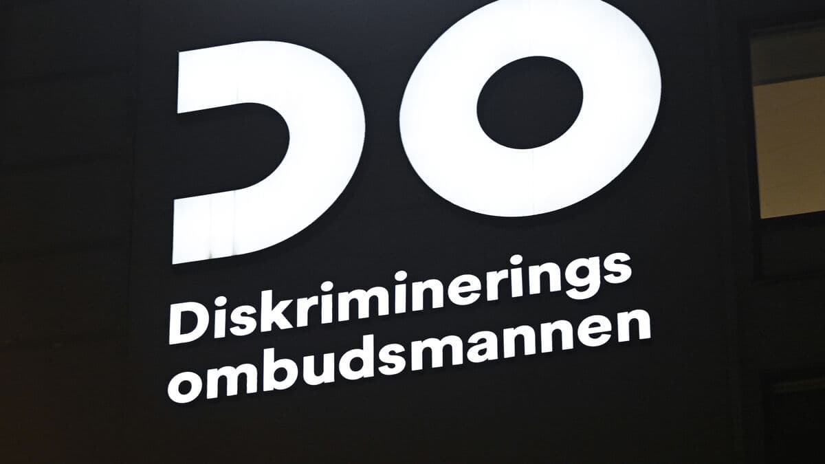 Pregnant woman fired, cafe criticized