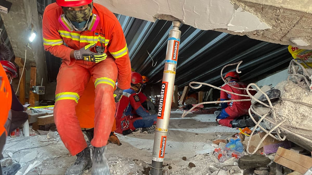 Indonesian School Collapse: Parents Hope for Missing Children's Survival