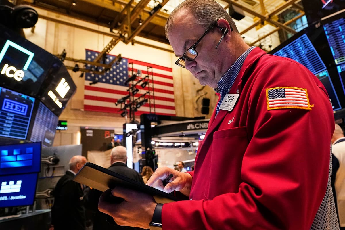Wall Street Mixed as S&P 500 and Dow Rise, Nasdaq Falls