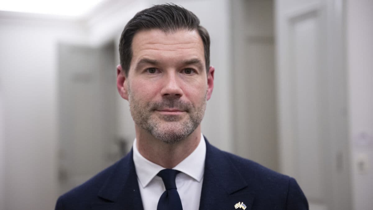 Moderates propose fast track to Swedish citizenship after five years