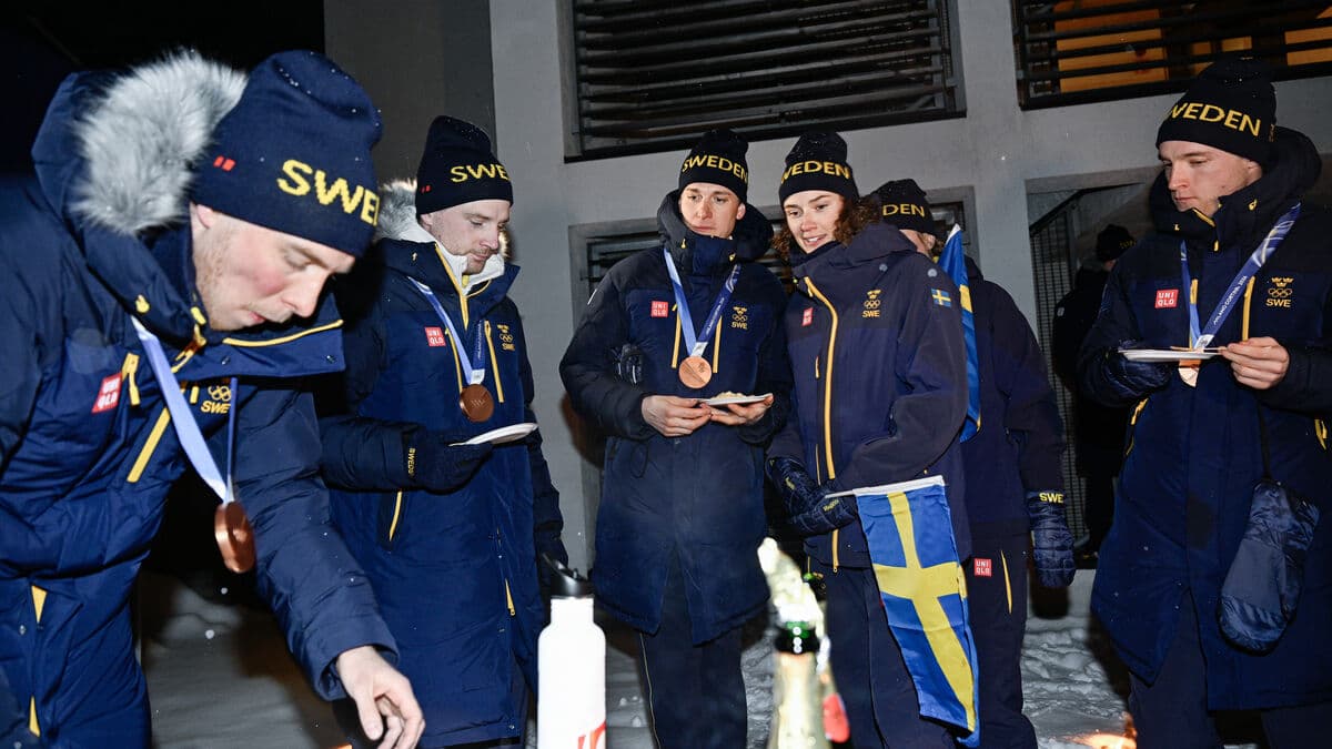 Cake party for biathlon relay medalists
