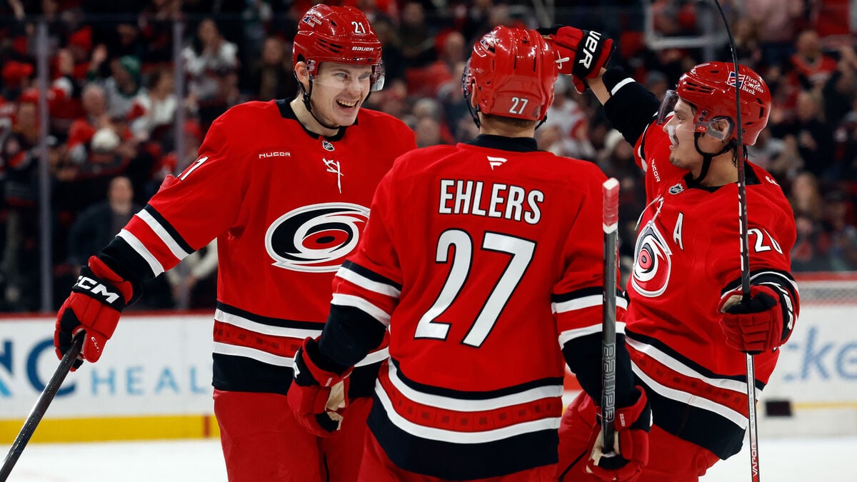 Carolina crushes last year's Stanley Cup champions Florida 9–1