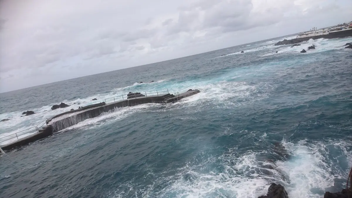 Three dead in giant waves