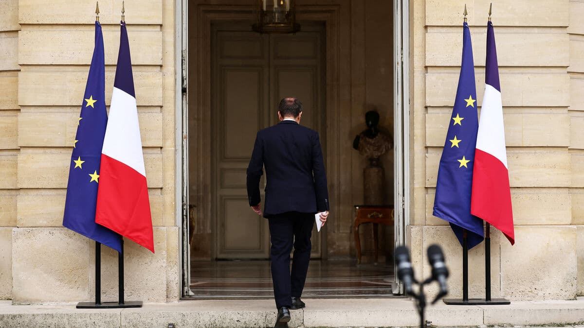 France's National Debt Soars Amid Political Turmoil but Avoids Greek Crisis