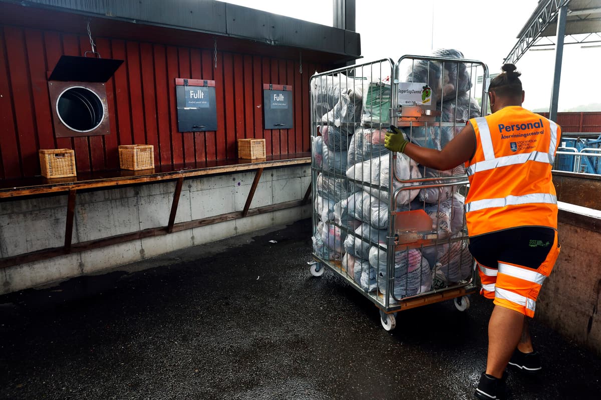 Human Bridge Halts Textile Collection in Stockholm Amid Crisis