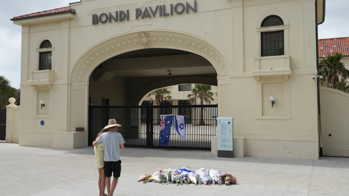 Fact: Sydney shooters had jihadist flag in car