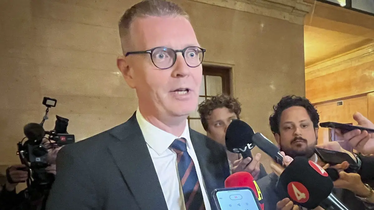 Moderates request parliamentary debate after Left Party removes candidates over antisemitism and extremist ties