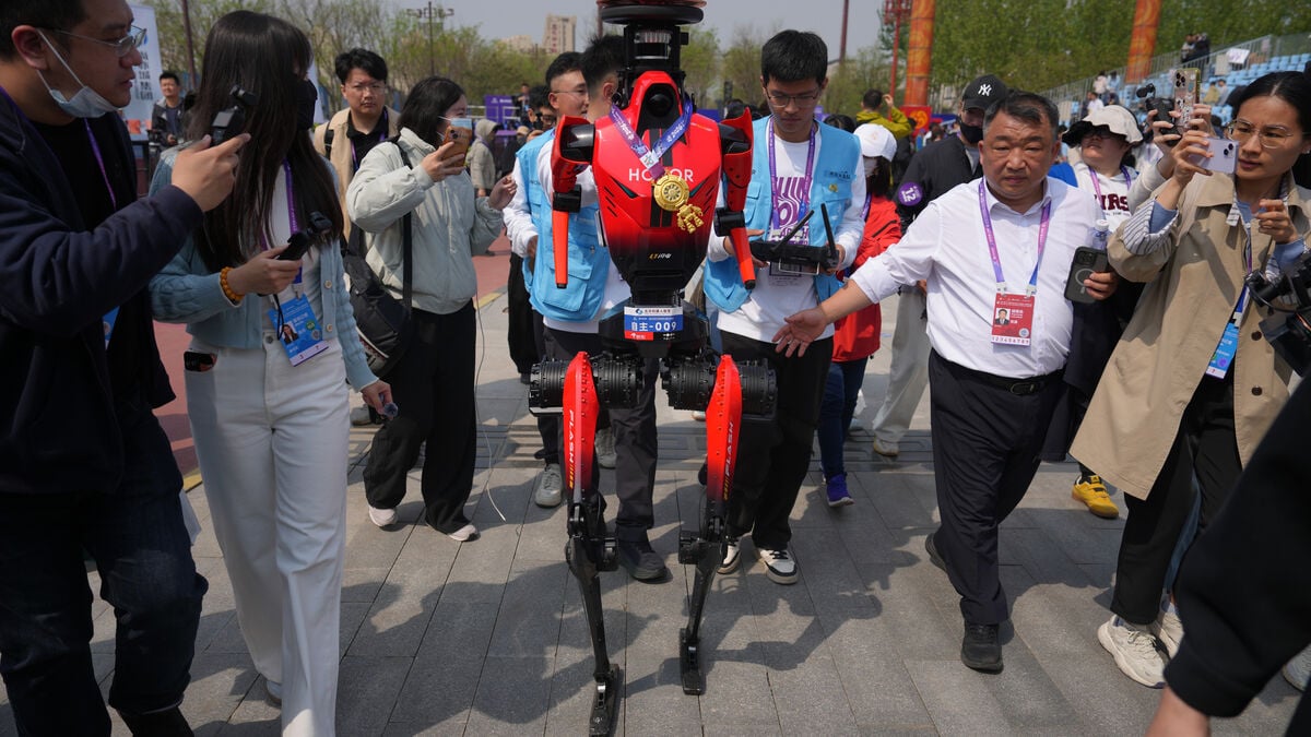 Robot breaks human half marathon world record in Beijing