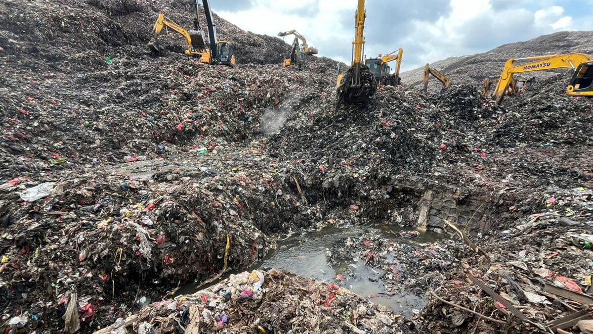 Several dead in garbage avalanche at giant dump in Indonesia