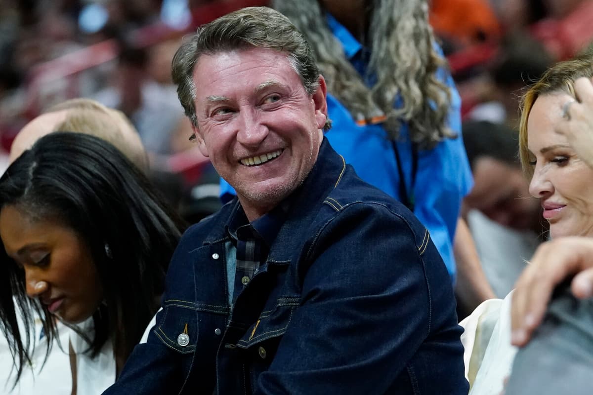 Wayne Gretzky Faces Criticism Over Silence on Canada-US Tensions