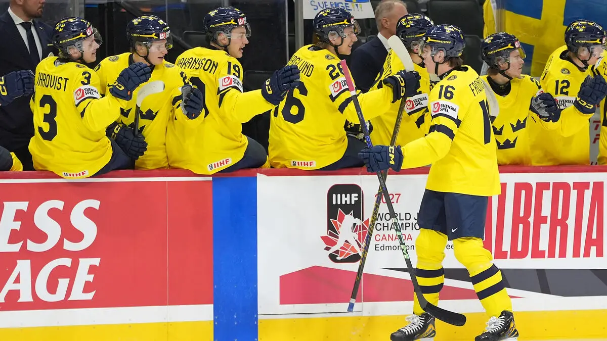 Sweden juniors to semifinals after 6–3 win over Latvia