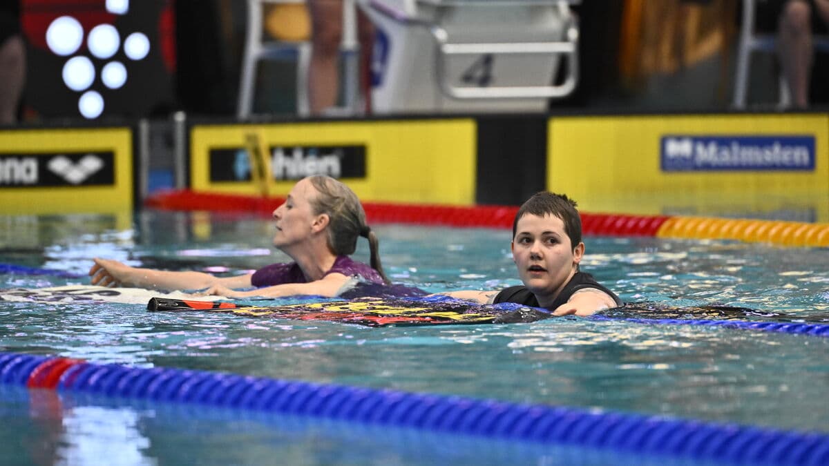 Climate activists jump into pool before Sjöström's final