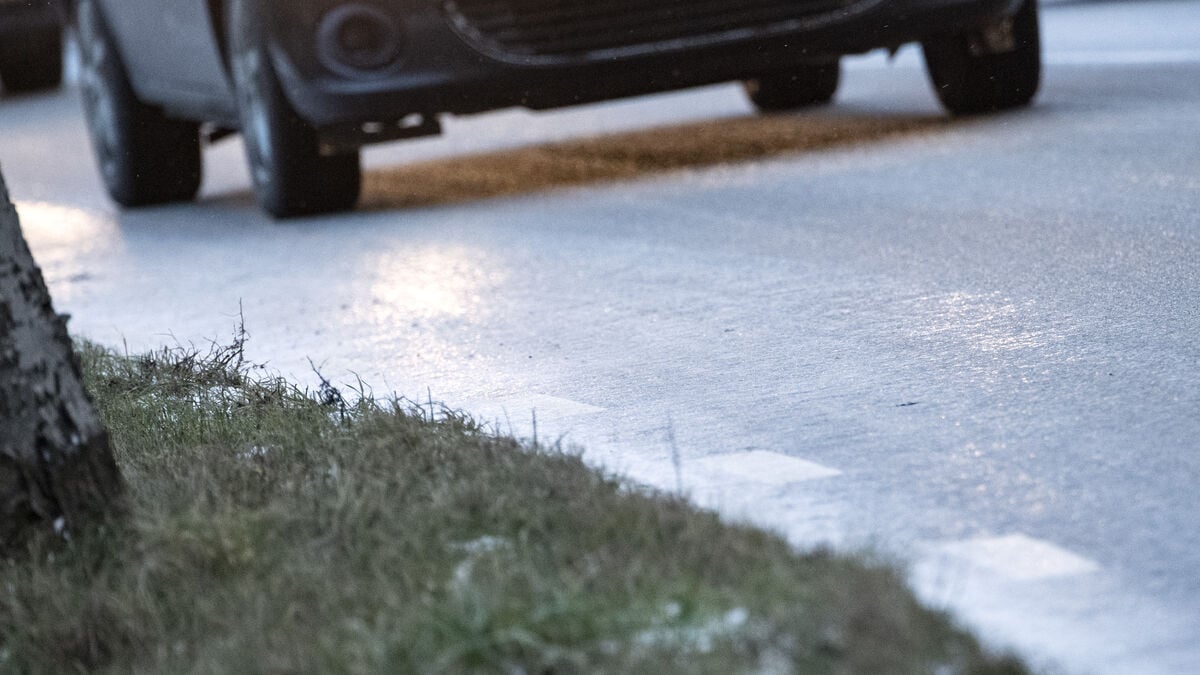 Ice Storm Causes Multiple Accidents in Västra Götaland; Three Hospitalized