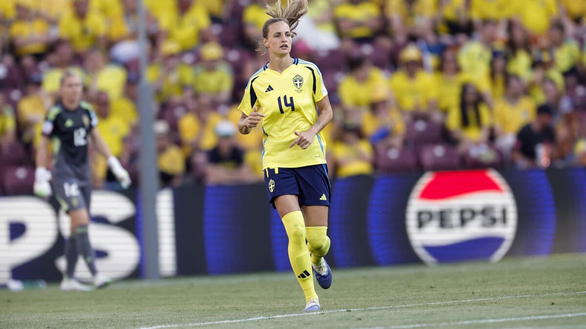 National team defender injured five minutes into comeback