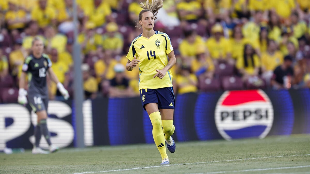National team defender injured five minutes into comeback