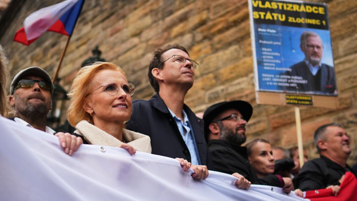 Czech Communist’s Defection Makes Le