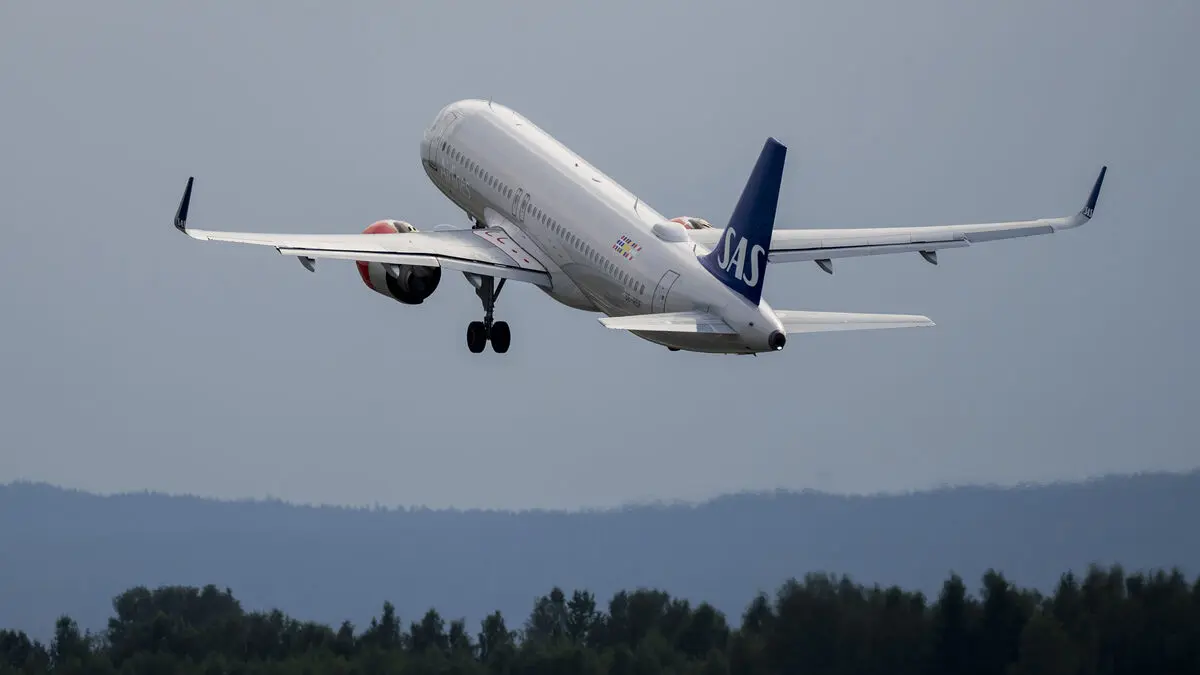 SAS to cancel at least 1,000 departures in April