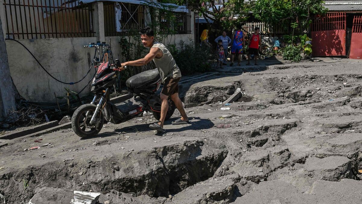 The earthquake raised the ground by two meters in the Philippines