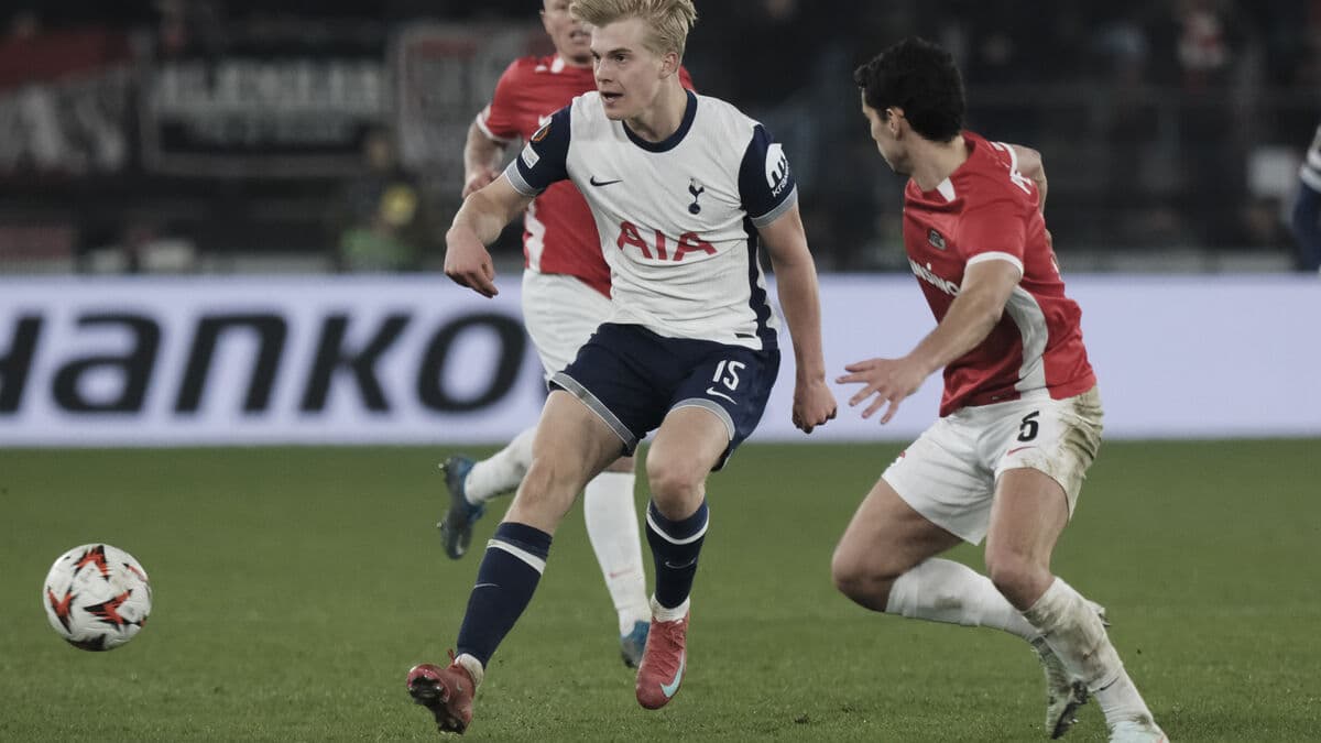 Tottenham coach softens stance on Lucas Bergvall future