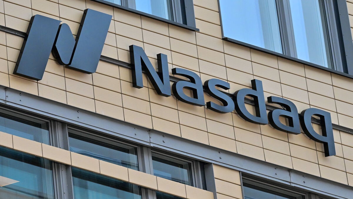 Stockholm Stock Exchange ends Friday slightly lower near weekly highs