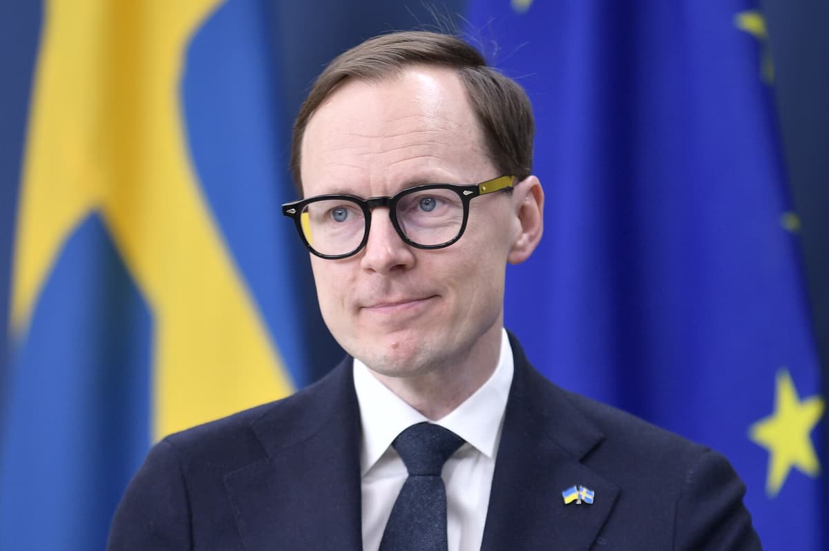Swedish Minister Criticized for Ericsson Stock Purchase on Funding Day
