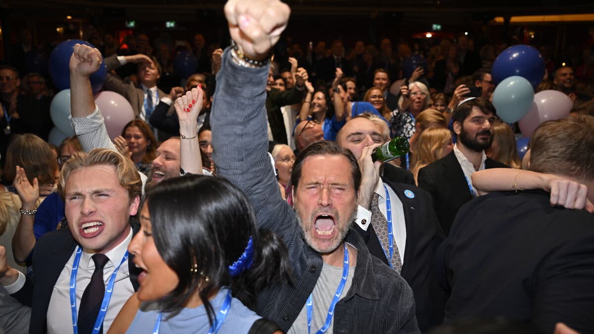 Liberals cheer historic comeback as Tidö parties look set to lose power