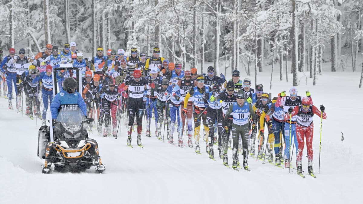 The celebrity skier with skis in her arms during Vasaloppet