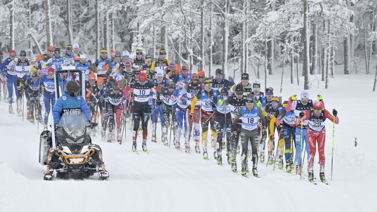The celebrity skier with skis in her arms during Vasaloppet