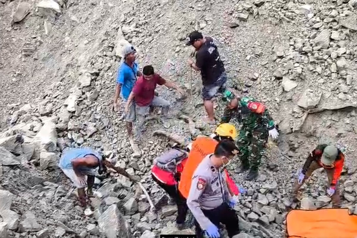 Death Toll Climbs in Indonesia Quarry Landslide