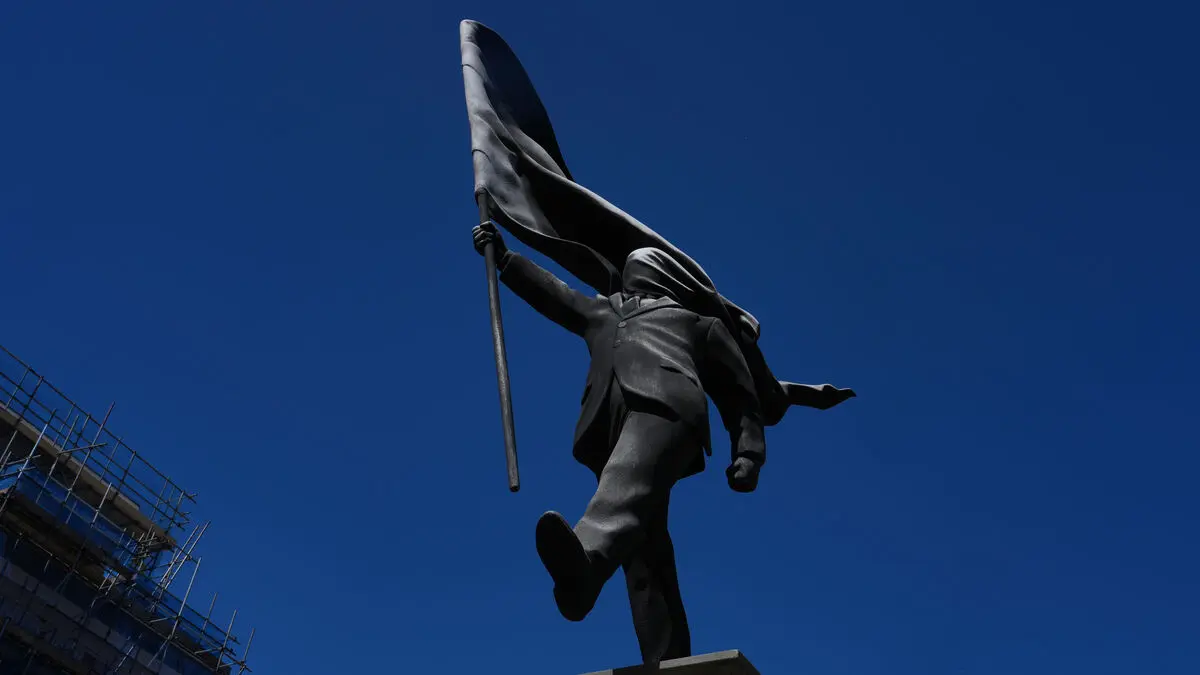 Banksy statue in central London - how it happened