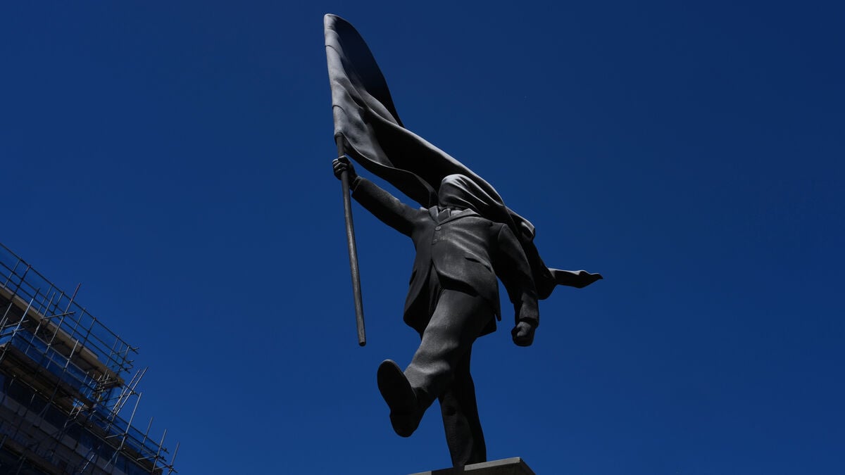 Banksy statue in central London - how it happened