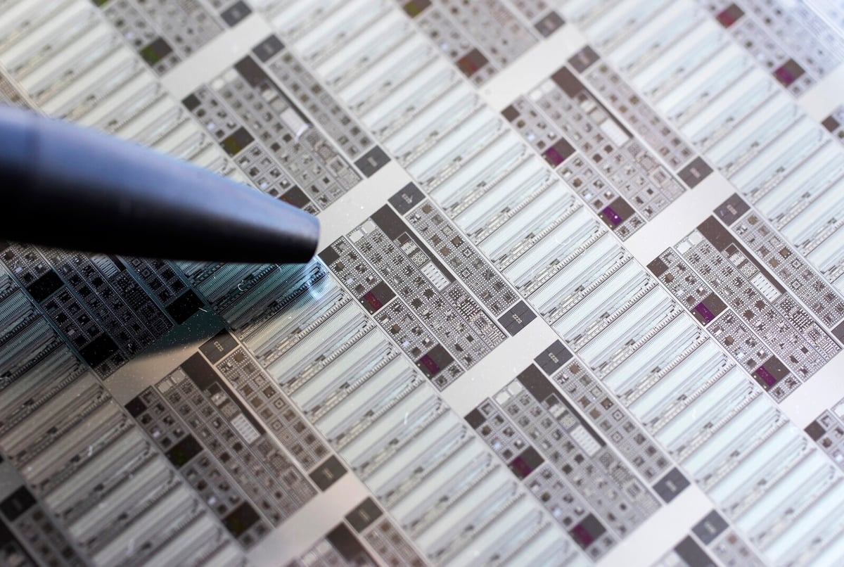 Asian Stock Markets Mixed After US Tariff Announcement on Microchips