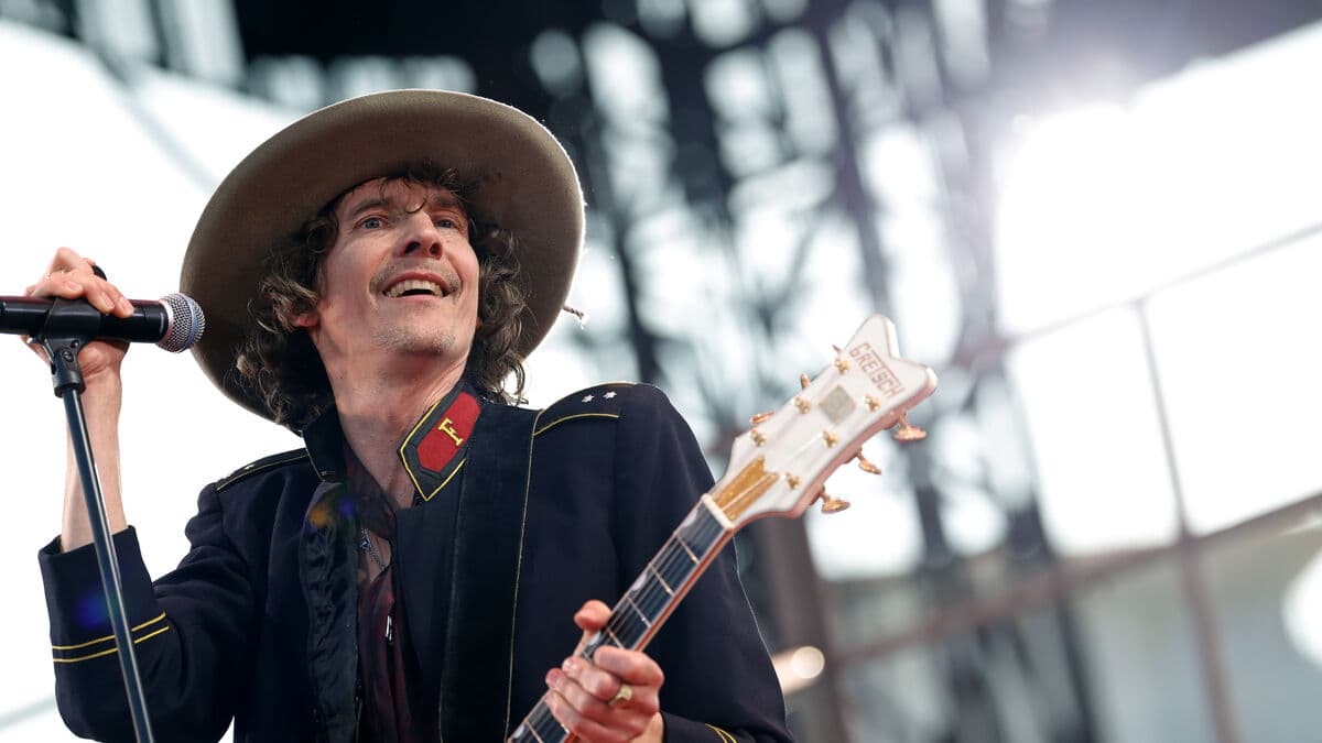 Critics Review Håkan Hellström's New Album as Nostalgic and Playful