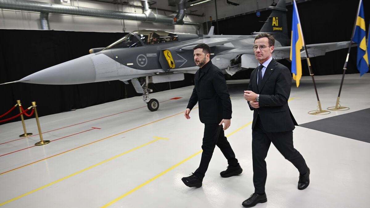 Ukraine Seeks Over 100 Swedish Gripen Jets for Deterrence Against Russia