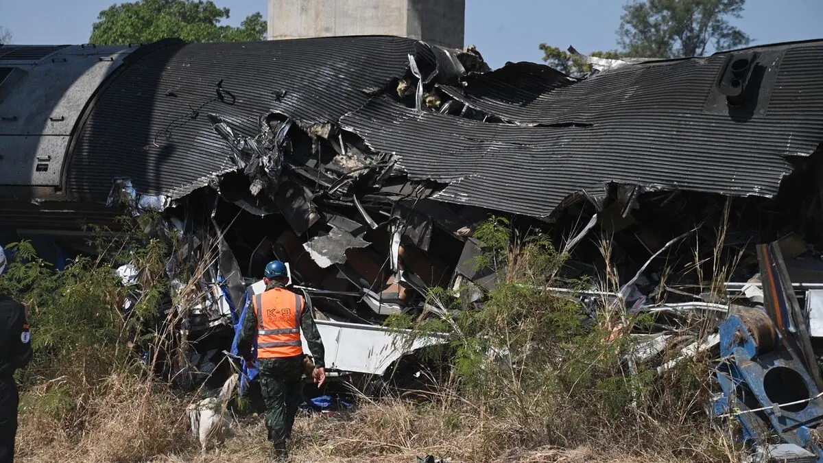 Crane falls onto train in Thailand - over 20 dead