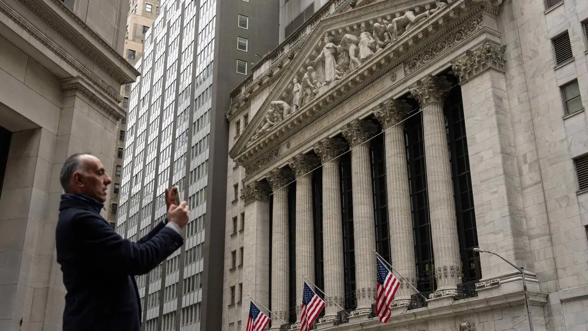Red on Wall Street, oil prices rise