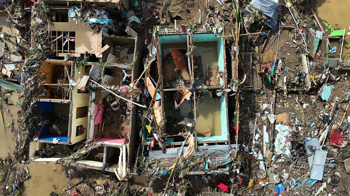 Death toll from typhoon in Philippines passes 100