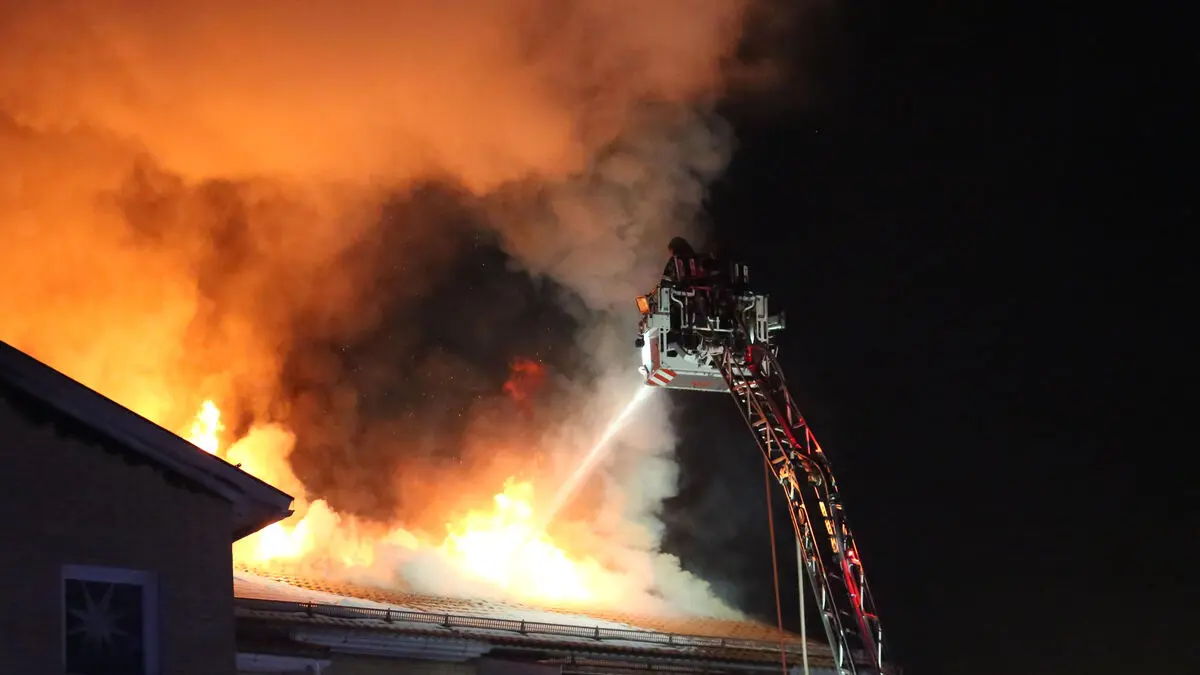 Fire in Österåker apartment building - trying to prevent spread