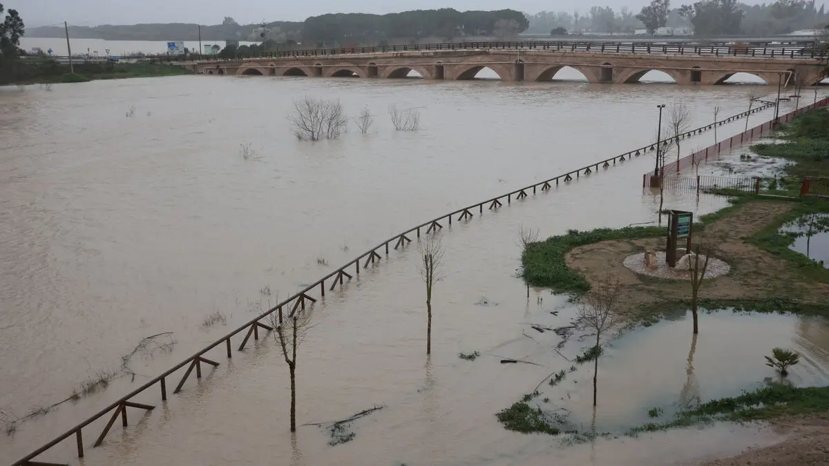 New Spanish torrential rains force thousands to evacuate