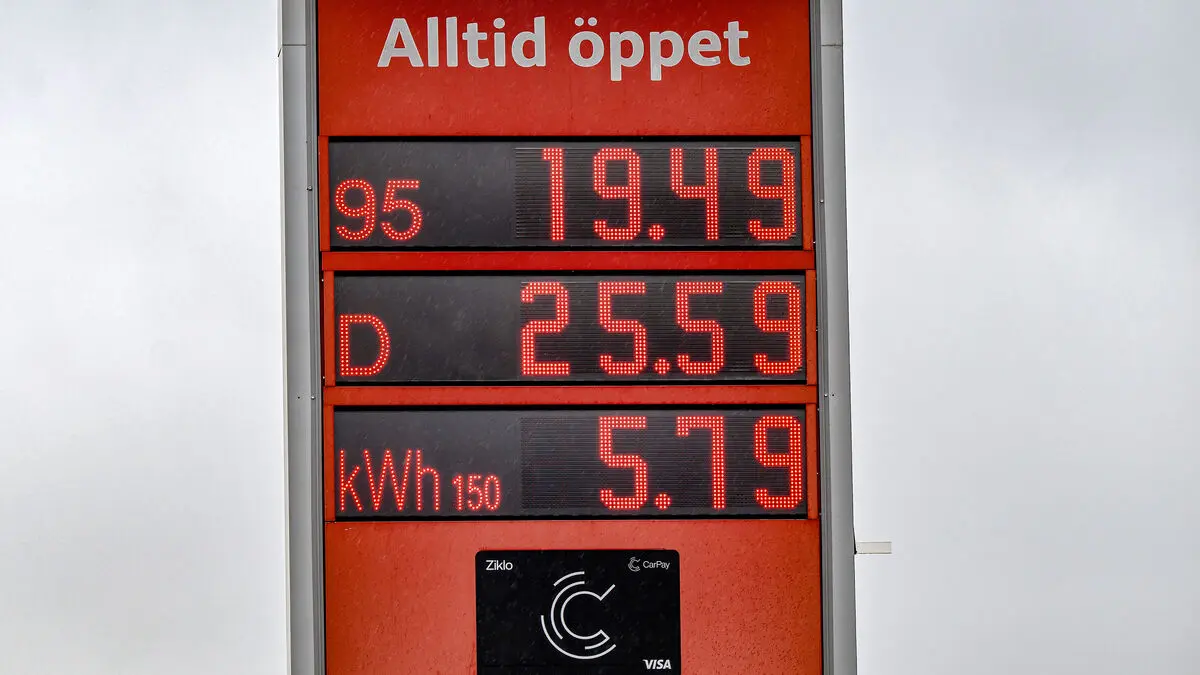 Gasoline tax reduction costs 1.6 billion kronor