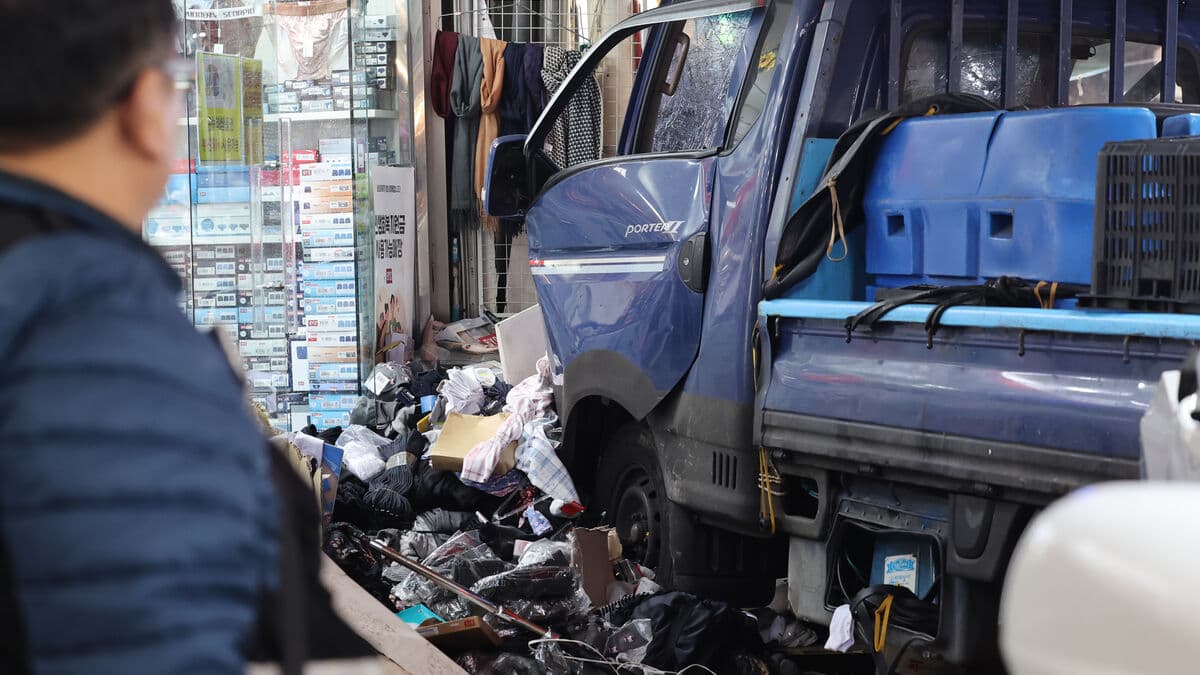 Truck crashes into market – two dead