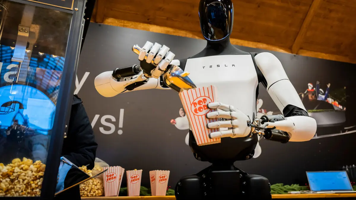 Tesla's robot does Christmas work in Berlin