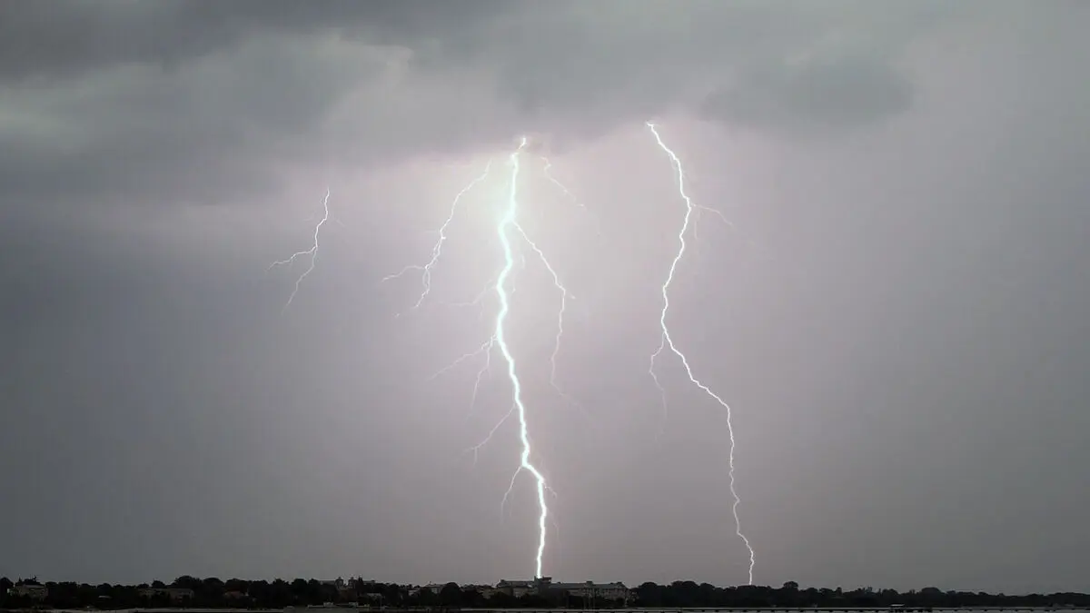 SMHI extends thunderstorm warnings to the entire Norrland coast for Midsummer Day