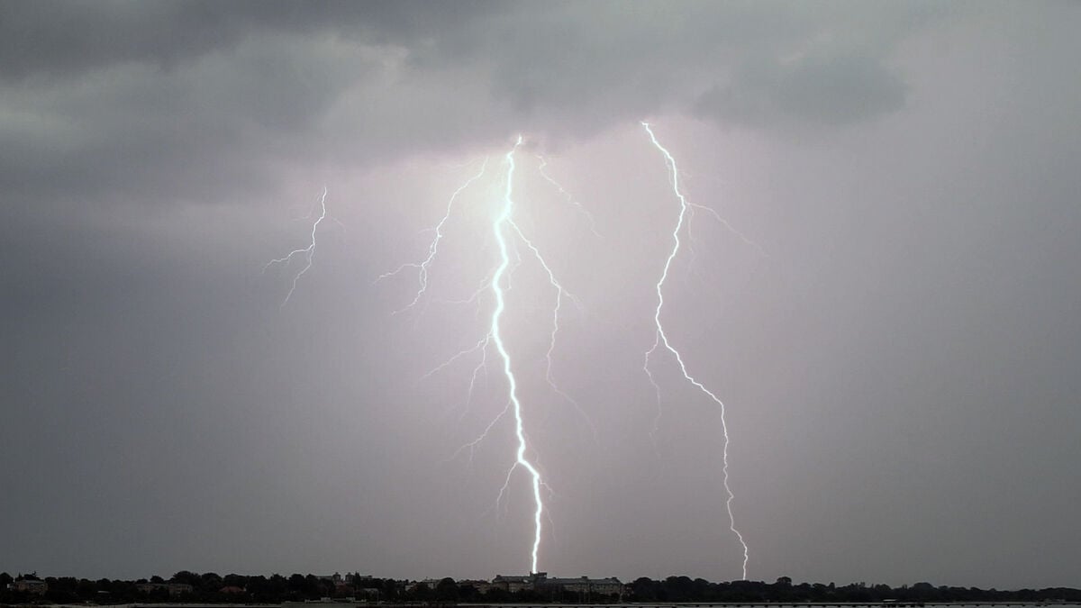 SMHI extends thunderstorm warnings to the entire Norrland coast for Midsummer Day